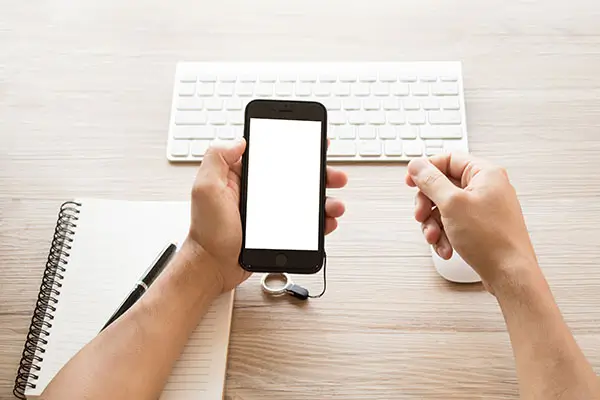 含义何必执念的女